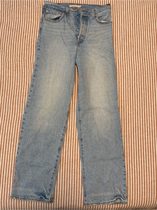 Levi's Denim - Levi’s Ribcage straight ankle jeans. 28 x 31. Light/medium wash.